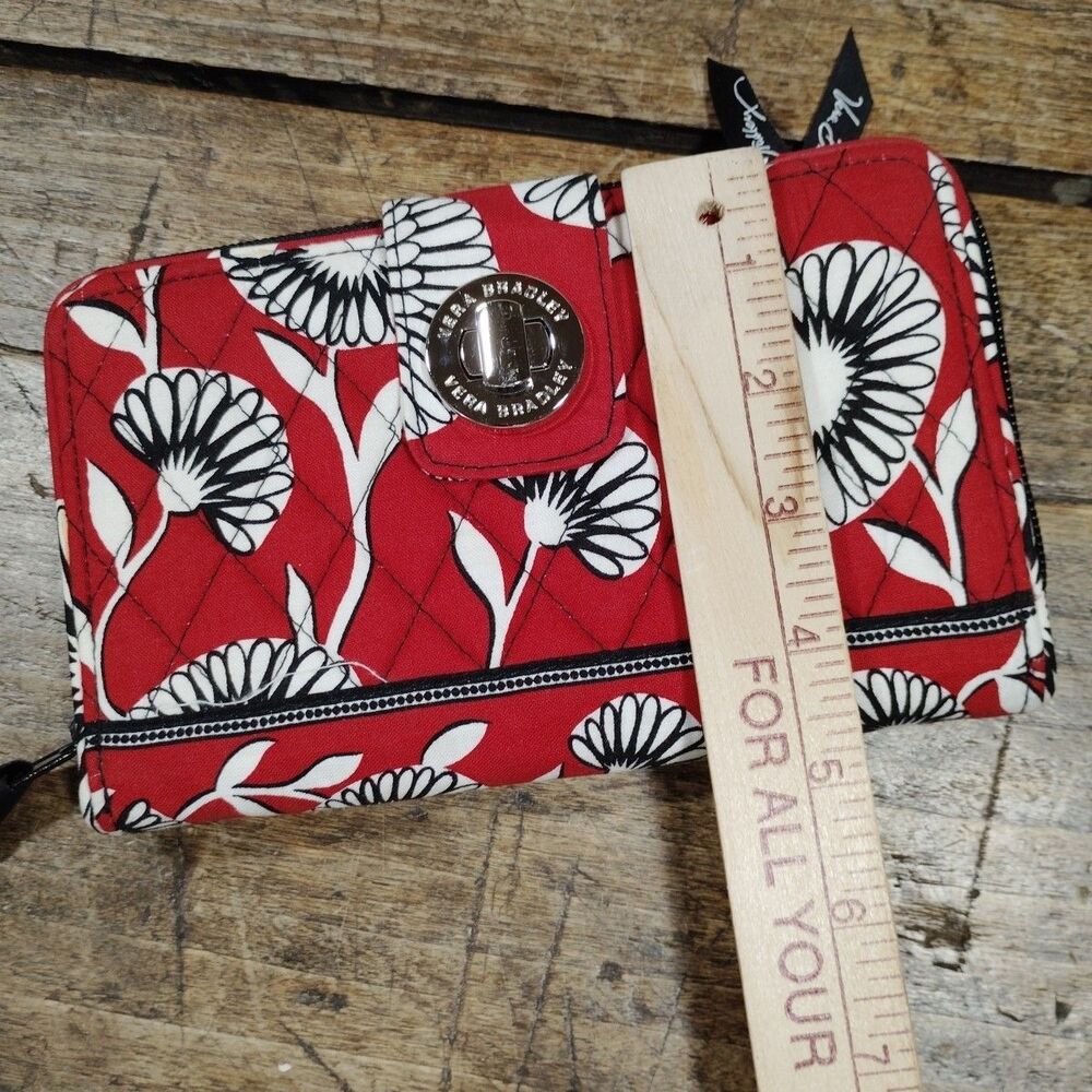 Vera Bradley Turn Lock Zip Around Wallet Retired Deco Daisy Floral Red Quilted - Picture 8 of 8